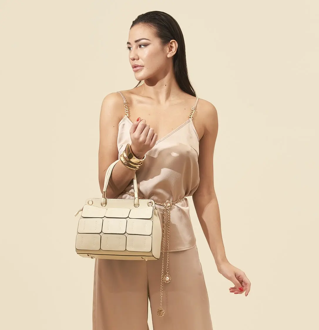 Look donna con top elegante e borsa coordinata.
